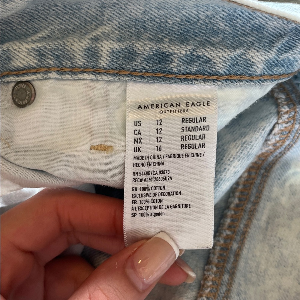 American eagle light wash distressed raw hem denim mom jeans high rise 12R - Picture 11 of 12